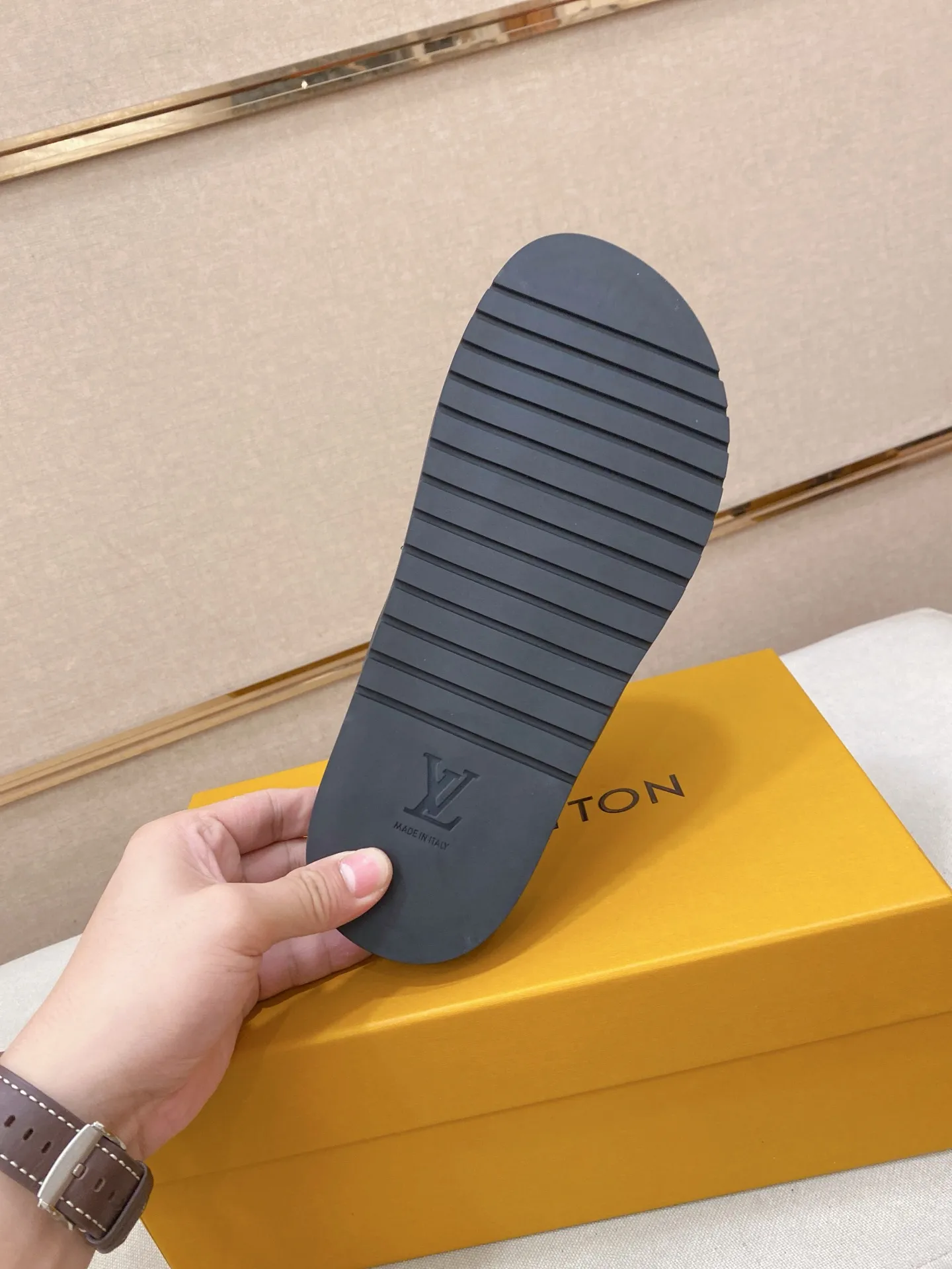 Men's shoes 💰: 340💰Made by LV🔍Top purchasing agents. Men's spring and summer slippers are available at the same counter. The uppers are imported cowhide from Italy, with logo graphics and high-quality craftsmanship. Soles: original soles specially provided by the original factory. Exclusive movable molded soles are super comfortable. Original goods follow orders. 🔍🔍High quality. You can enter and exit the counter at will. Welcome to compare. Size 38-44.